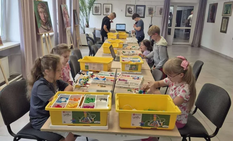 WAKACYJNE ZAJĘCIA Z PROGRAMOWANIA Z KLOCKAMI LEGO W BIBLIOTECE