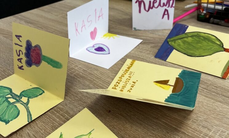 Wakacje w Bibliotece 🥰🌿🌸:  Biblioteka z Klimatem. Sztuka. Natura. Błysk!